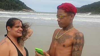 Achei famoso brinquedo na praia e fui logo oferecer a buceta