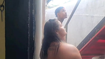 Achei famoso brinquedo na praia e fui logo oferecer a buceta