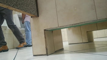 Espiando En El Baño Comercial thumbnail