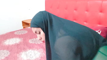 Muslim woman in hijab gets fucked and gets her face covered in cum creampie