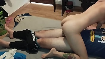 ¡una colombiana bronceada y con un gran botín es follada a lo perrito por una gran polla blanca