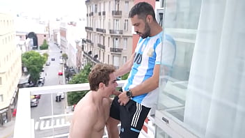 Brasil x argentina o argentino marrento jshuls1 me fez mamar sua rola e seu pezão em público p