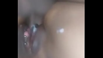 Esposa tocando e dando o cuzinho cuzinho pro corno