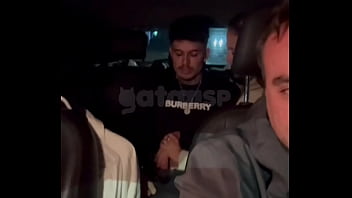 Conheci um gato roludo no pagode levei ele embora chupei no carro enquanto corno dirigia e dei gostoso no quarto completo no red