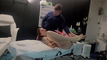 Lady come for massage masseur make her massage and fuck face and pussy