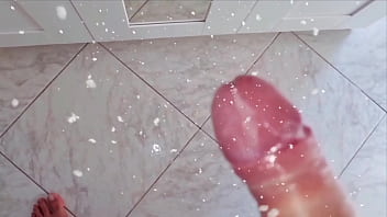 A natale ho sborrato forte italiano guarda come schizzo con il cazzo enorme