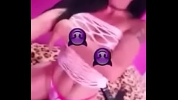 Peituda rabuda mostrando