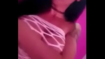 Peituda rabuda mostrando