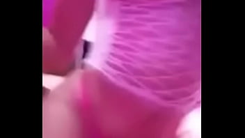 Peituda rabuda mostrando