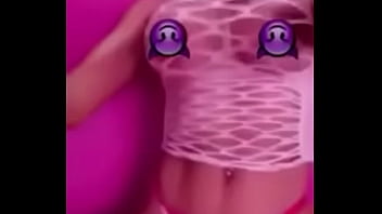 Peituda rabuda mostrando