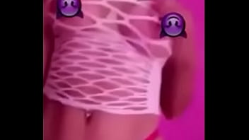 Peituda rabuda mostrando