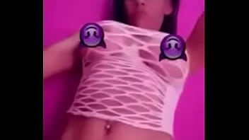 Peituda rabuda mostrando