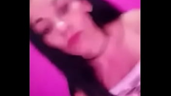 Peituda rabuda mostrando