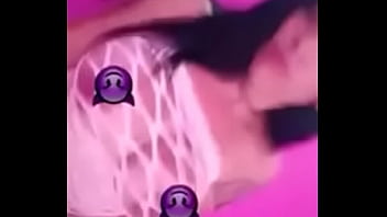 Peituda rabuda mostrando