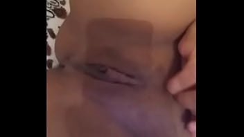 Ela brinca com sua xoxota