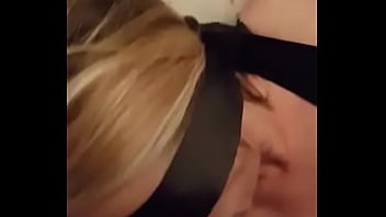 Elle me suce les yeux bandés Elle me suce les yeux bandés