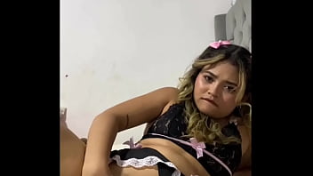 Me masturbo estando a solas con mi hermanastro