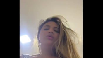 Me masturbo estando a solas con mi hermanastro