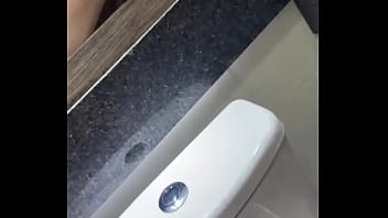 Socando No Banheiro thumbnail