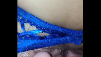 Me hecha el panty a un lado y me folla el culo bien rico