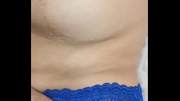 Me hecha el panty a un lado y me folla el culo bien rico