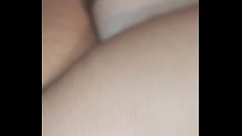 Me hecha el panty a un lado y me folla el culo bien rico