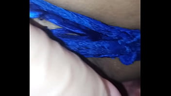 Me hecha el panty a un lado y me folla el culo bien rico