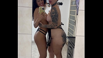 Peguei minha melhor amiga da escola se tocando na frente do espellho do meu quarto não aguentei somente essa nifetinha gostosa acabei chupando ela gostoso esse corpo quente