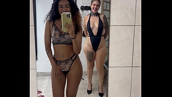 Peguei minha melhor amiga da escola se tocando na frente do espellho do meu quarto não aguentei somente essa nifetinha gostosa acabei chupando ela gostoso esse corpo quente