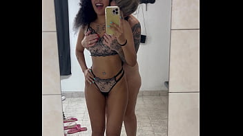 Peguei minha melhor amiga da escola se tocando na frente do espellho do meu quarto não aguentei somente essa nifetinha gostosa acabei chupando ela gostoso esse corpo quente