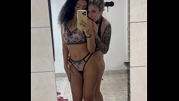 Peguei minha melhor amiga da escola se tocando na frente do espellho do meu quarto não aguentei somente essa nifetinha gostosa acabei chupando ela gostoso esse corpo quente