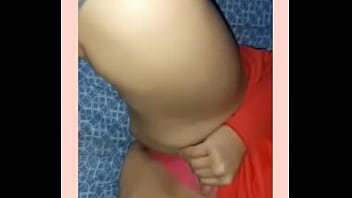 Mi masturbo appena sveglia pt1