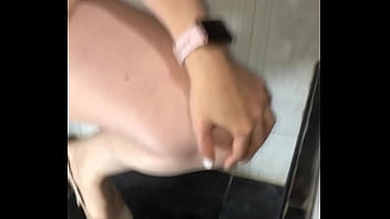 Orinando en la ducha