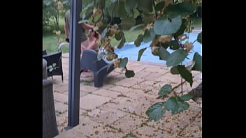 Mon mari me surprend sucer un mec au bord de la piscine