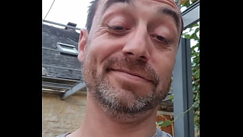 Mon mari me surprend sucer un mec au bord de la piscine