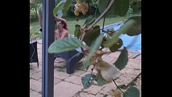 Mon mari me surprend sucer un mec au bord de la piscine