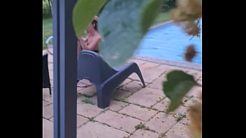 Mon mari me surprend sucer un mec au bord de la piscine