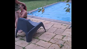 Mon mari me surprend sucer un mec au bord de la piscine