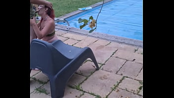 Mon mari me surprend sucer un mec au bord de la piscine