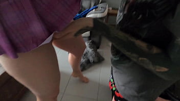 Jeune milf prend son pied quand on l’a doigte bien fort