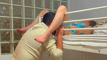 Mi novio me despierta y disfruta comiendo mi culo y mi coño hasta chorrear en su boca