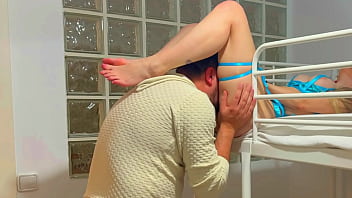 Mi novio me despierta y disfruta comiendo mi culo y mi coño hasta chorrear en su boca