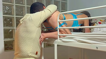 Mi novio me despierta y disfruta comiendo mi culo y mi coño hasta chorrear en su boca