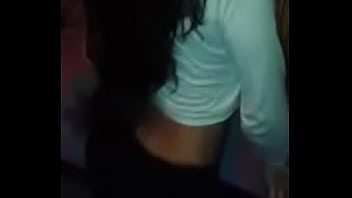 Colegiala moviendo su culito