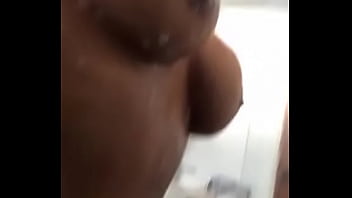 Mamasita Se Toca En El Baño thumbnail