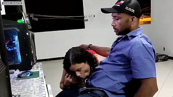 Chamei o tecnico pra atualizar meu computador ele mim chupou encima da mesa