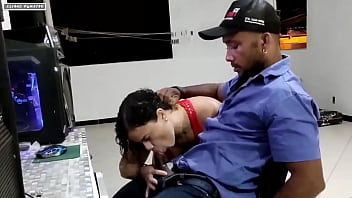 Chamei o tecnico pra atualizar meu computador ele mim chupou encima da mesa