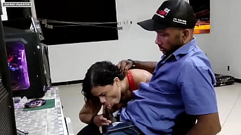 Chamei o tecnico pra atualizar meu computador ele mim chupou encima da mesa