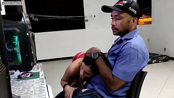 Chamei o tecnico pra atualizar meu computador ele mim chupou encima da mesa