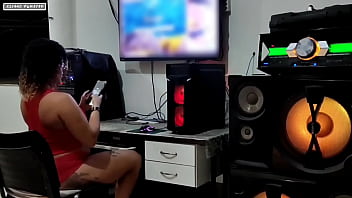 Chamei o tecnico pra atualizar meu computador ele mim chupou encima da mesa